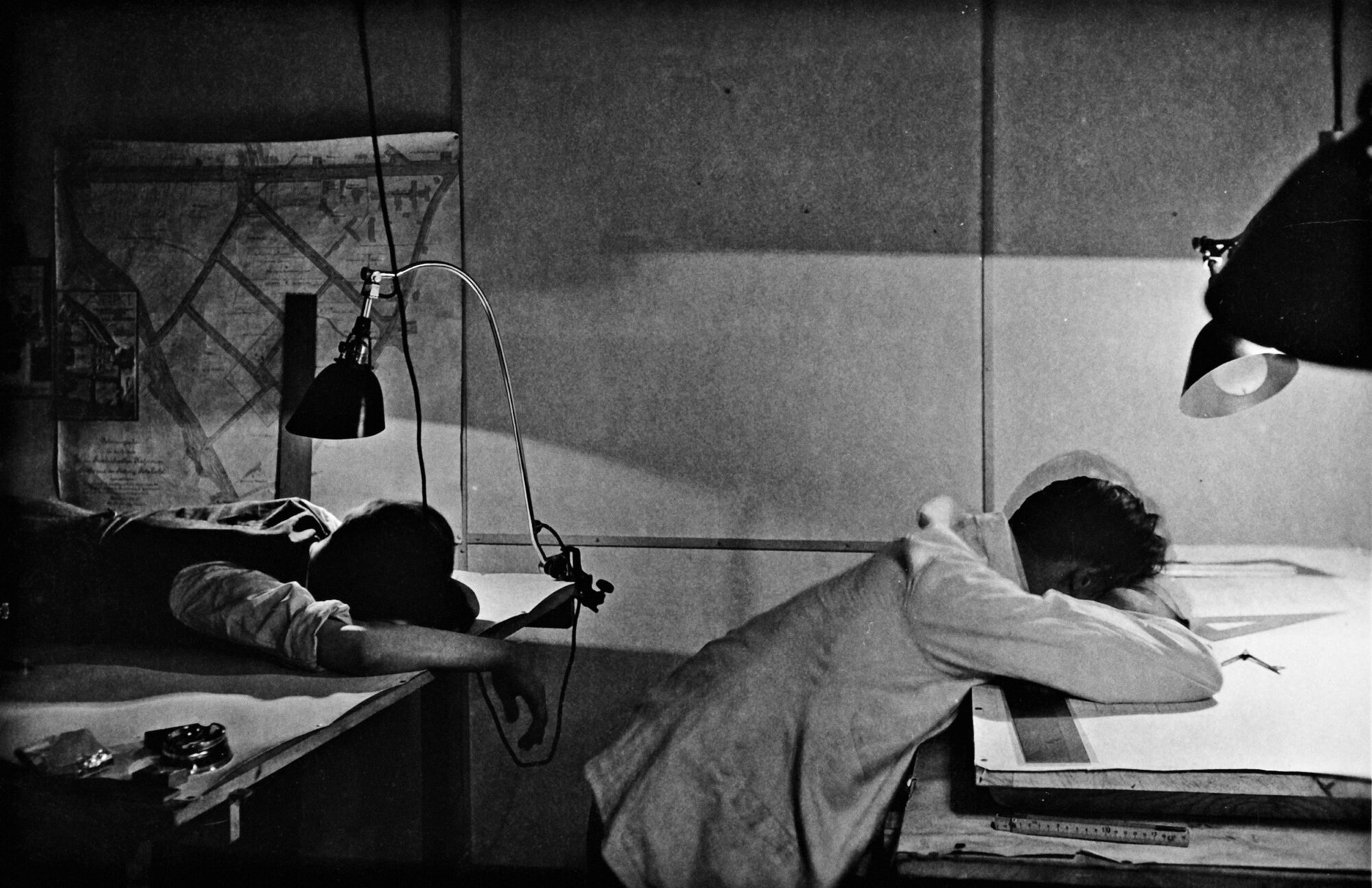 Schlafende_bauhausler_midgard_licht_typ_113_foto_erich-consemueller_1928 - rewire Typ 113 from Midgard Table Lamps by Curt Fischer