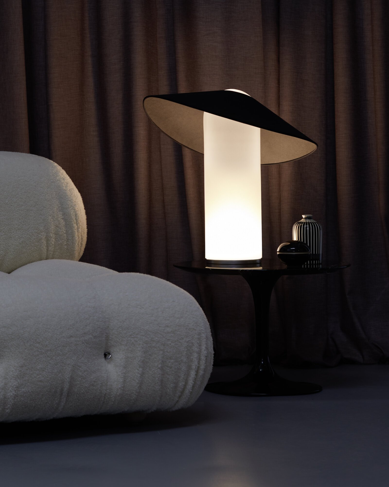 Midgard_licht_loja_by_sebastian_herkner_foto_p_fehrentz_set_tisch_schirm_schwarz_hoch - rewire LOJA Table Lamp