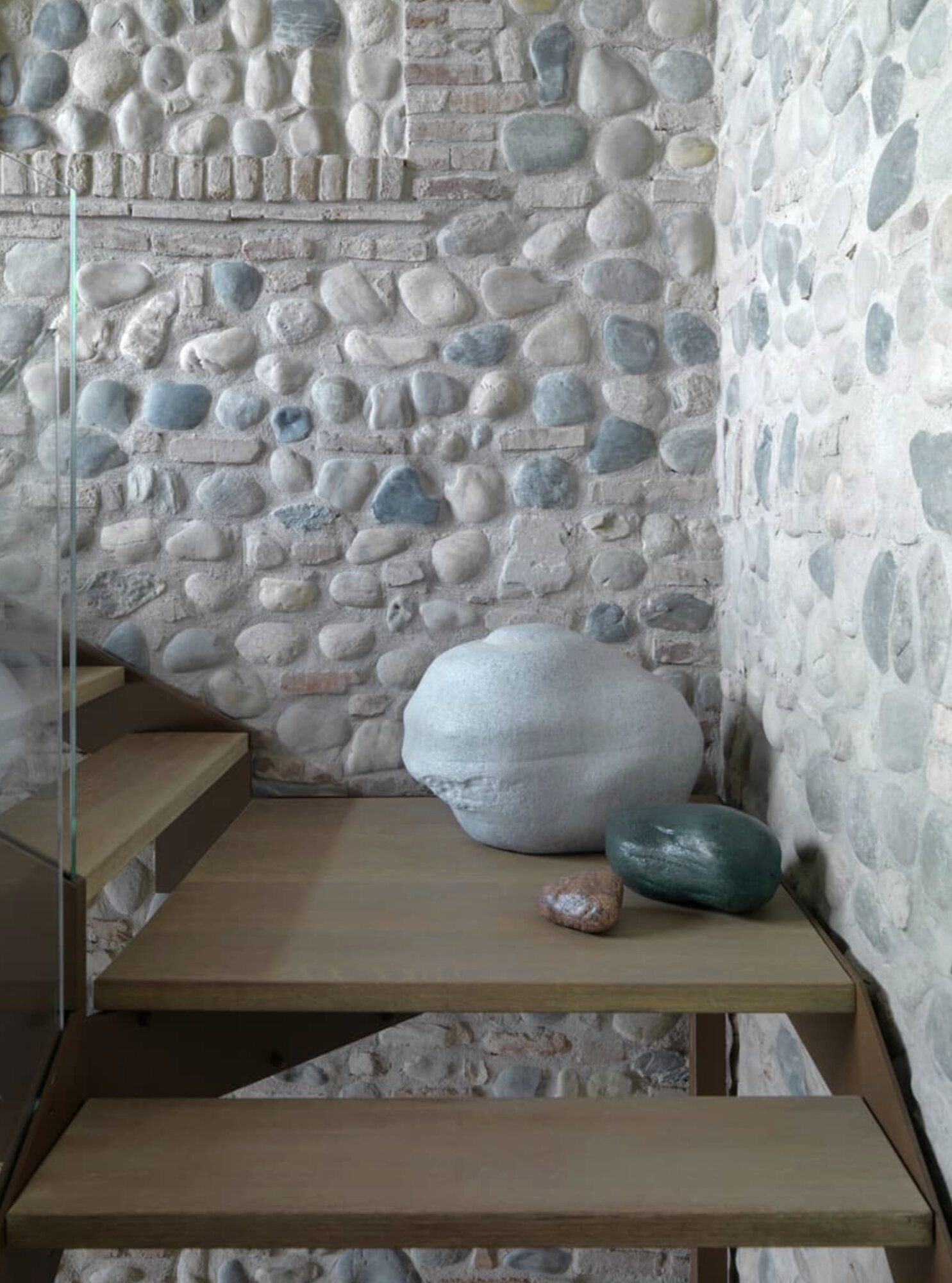 Screenshot | rewire Sassi from Gufram Ottomans + Poufs + Benches by Piero Gilardi